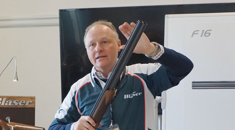 Blaser Geschäftsführer Bernhard Knöbel und die Blaser F16.