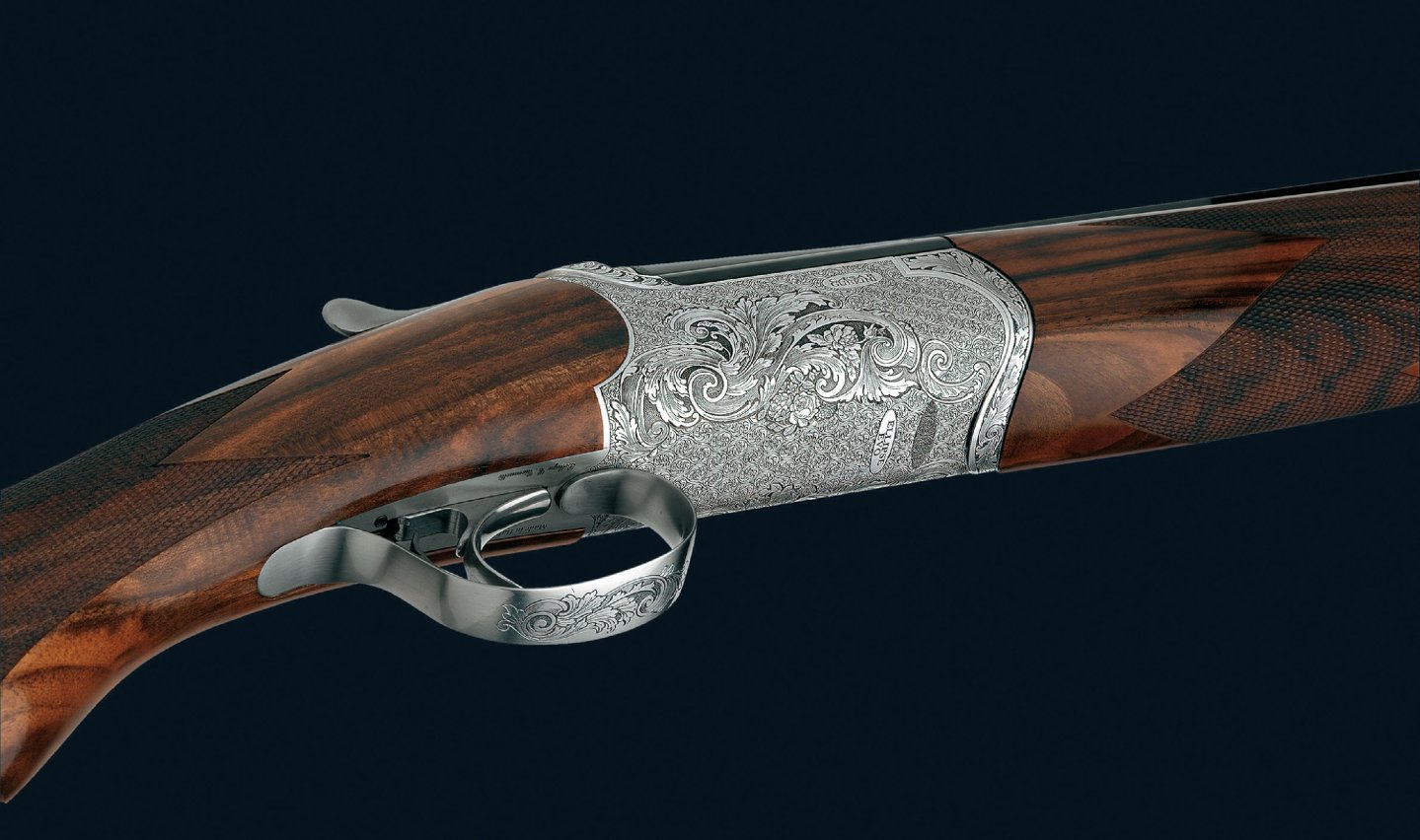 Die Basküle der Bockflinte Caesar Guerini Ellipse Evo ist mit Hand auf der Unterseite graviert.