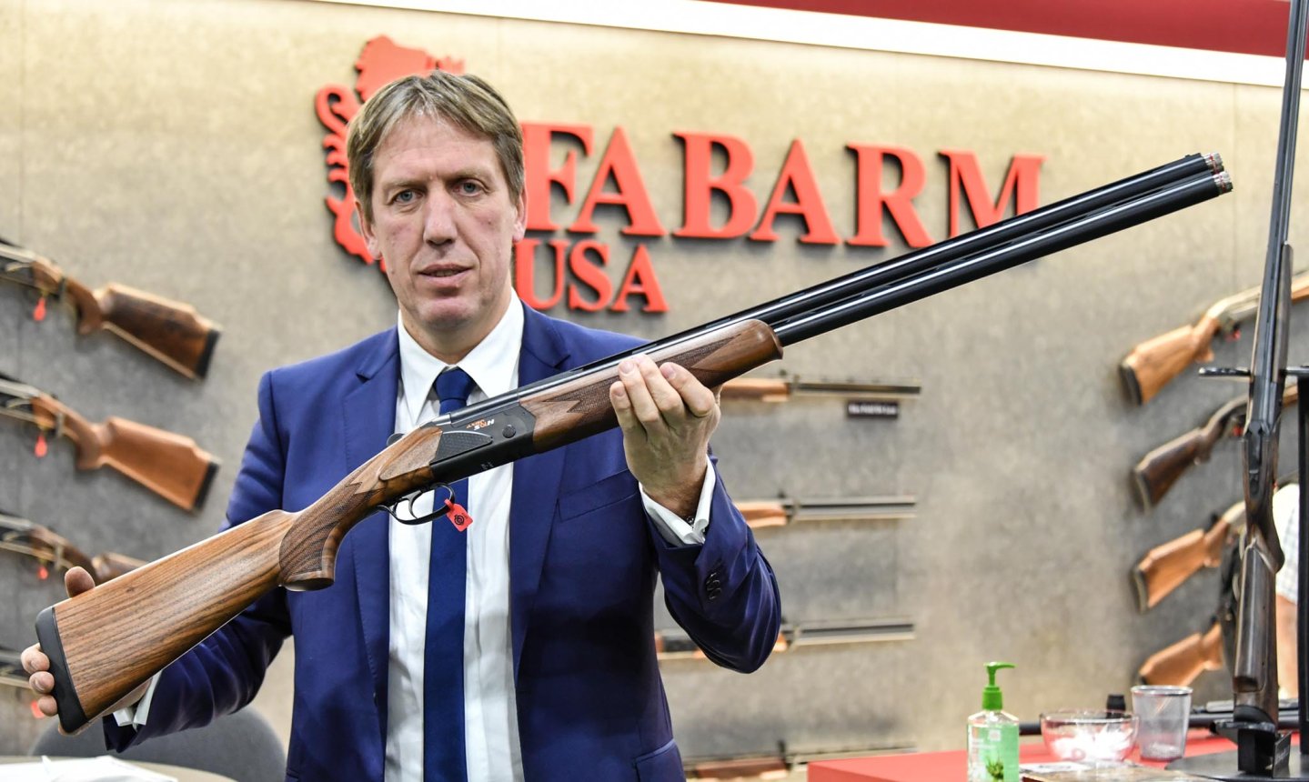 Fabarm AXIS S&H auf der SHOT Show 2017 Mann hält Fabarm AXIS 12 in den Händen.