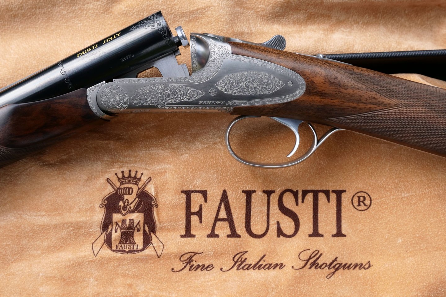 Fausti DEA Luxury Kaliber 28 Doppelflinte Gravierung der Fausti DEA Luxury Doppelflinte in Nahaufnahme mit dem Fausti Logo.