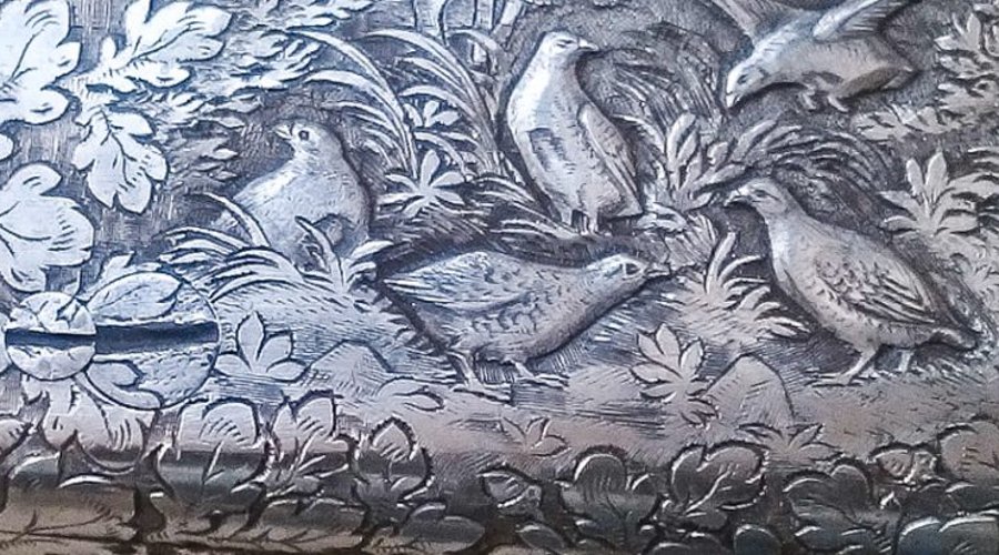 Knopfabzugsgewehr: eine spezielle Bockdoppelflinte für die Jagd Gravuren am Knopfabzugsgewehr von E.R. Martin