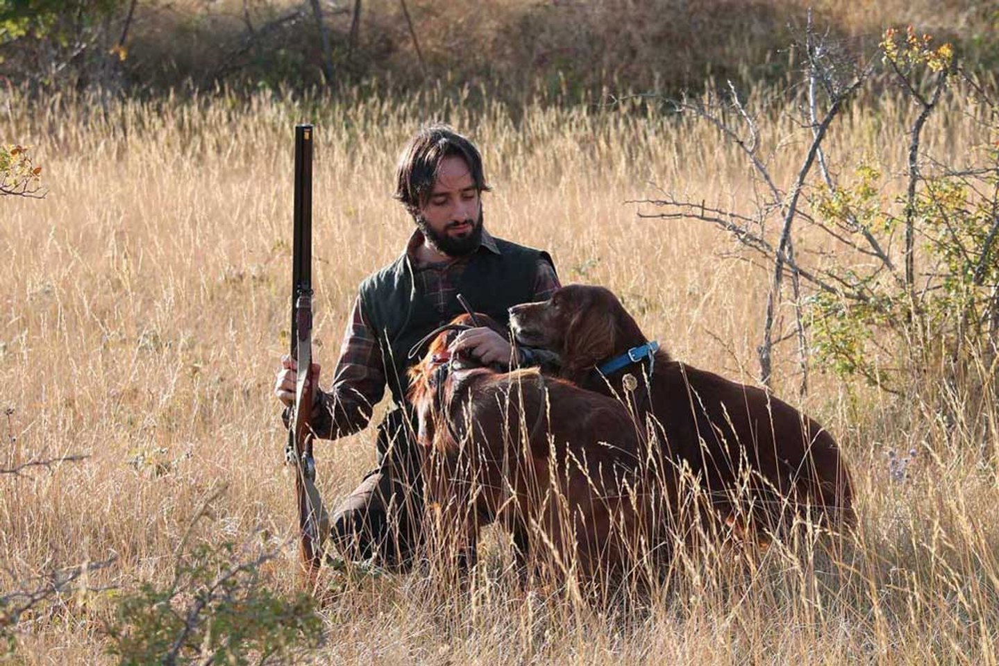 Auf der Jagd mit Vorderlader-Doppelflinte von Pedersoli Jäger mit Hund und Pedersoli Vorderlader-Doppelflinte