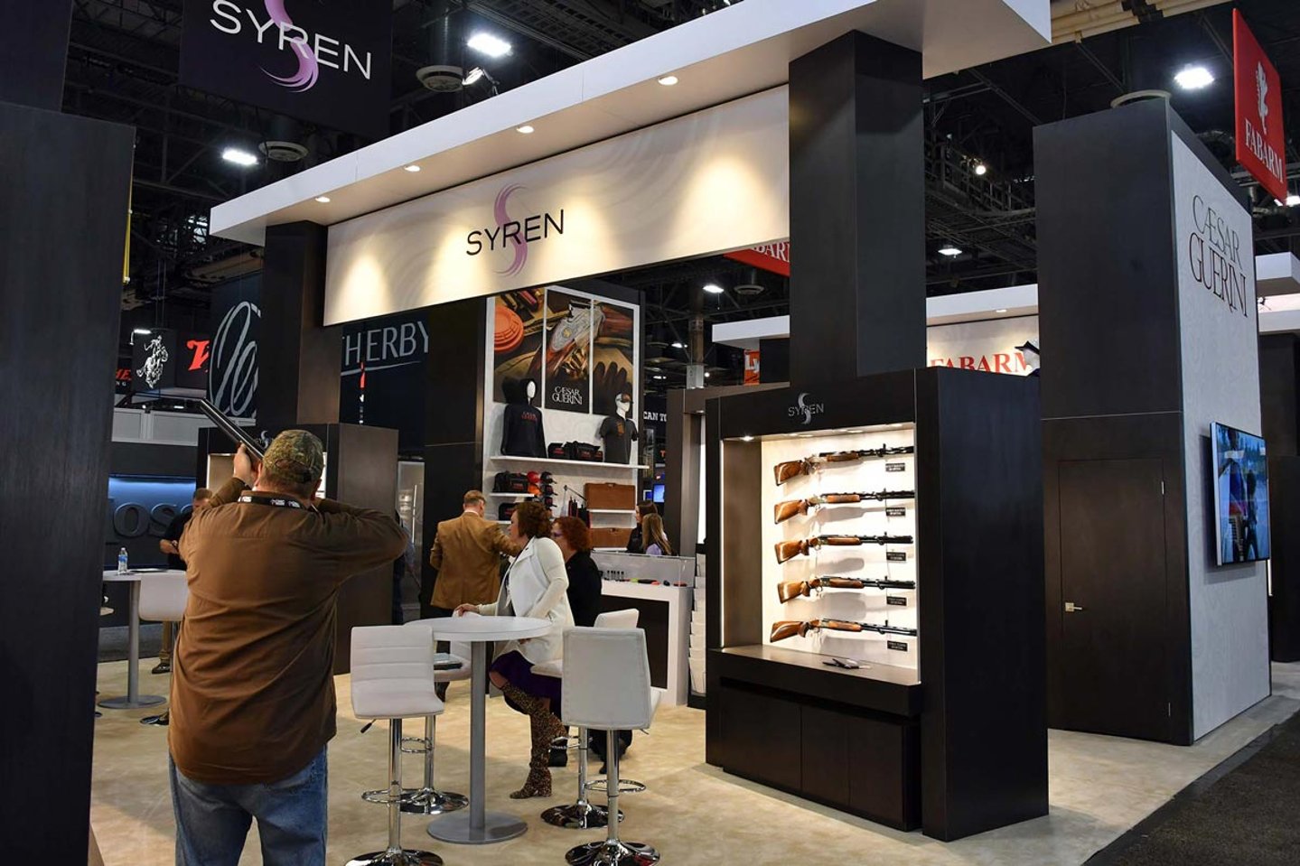 Syren – Waffen & Zubehör für Frauen Syren-Messestand-SHOT-Show-2018