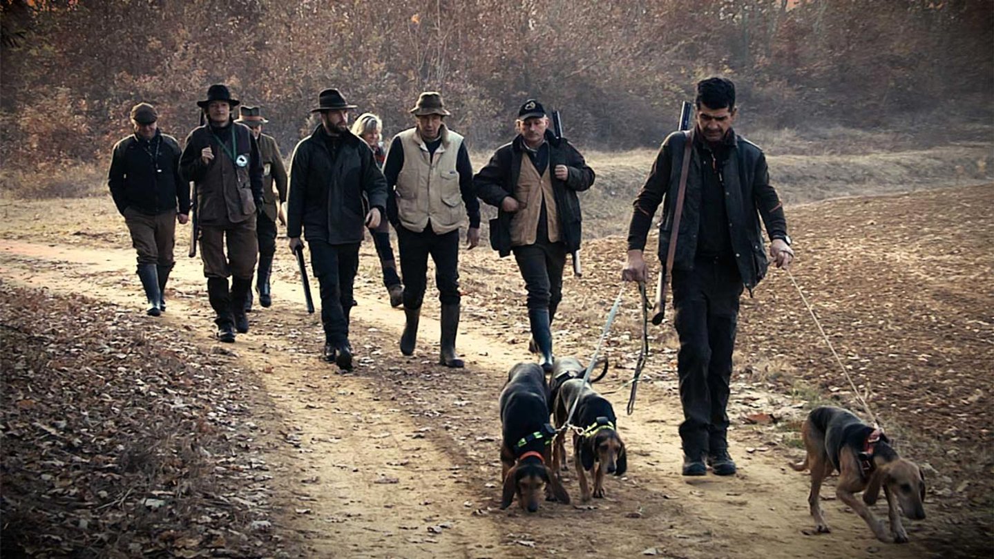 Hasenjagd mit der Vorderlader-Doppelflinte von Pedersoli Jäger mit Hunden und der Vorderlader Doppelflinte