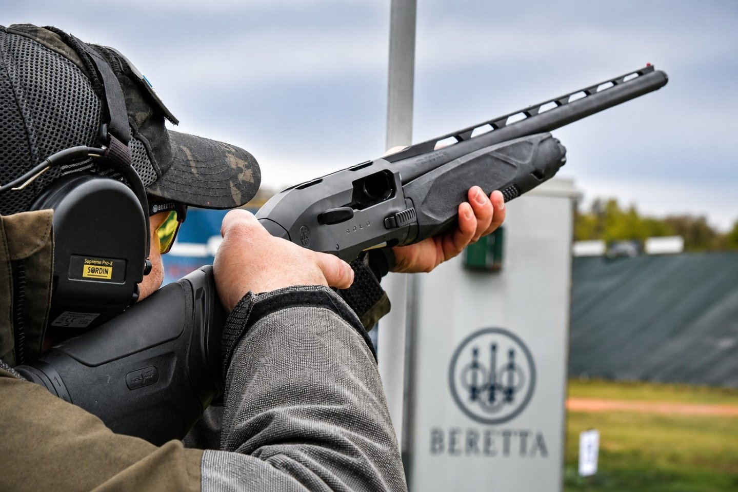 Schütze mit der Beretta A400 Solo auf dem Schießstand.
