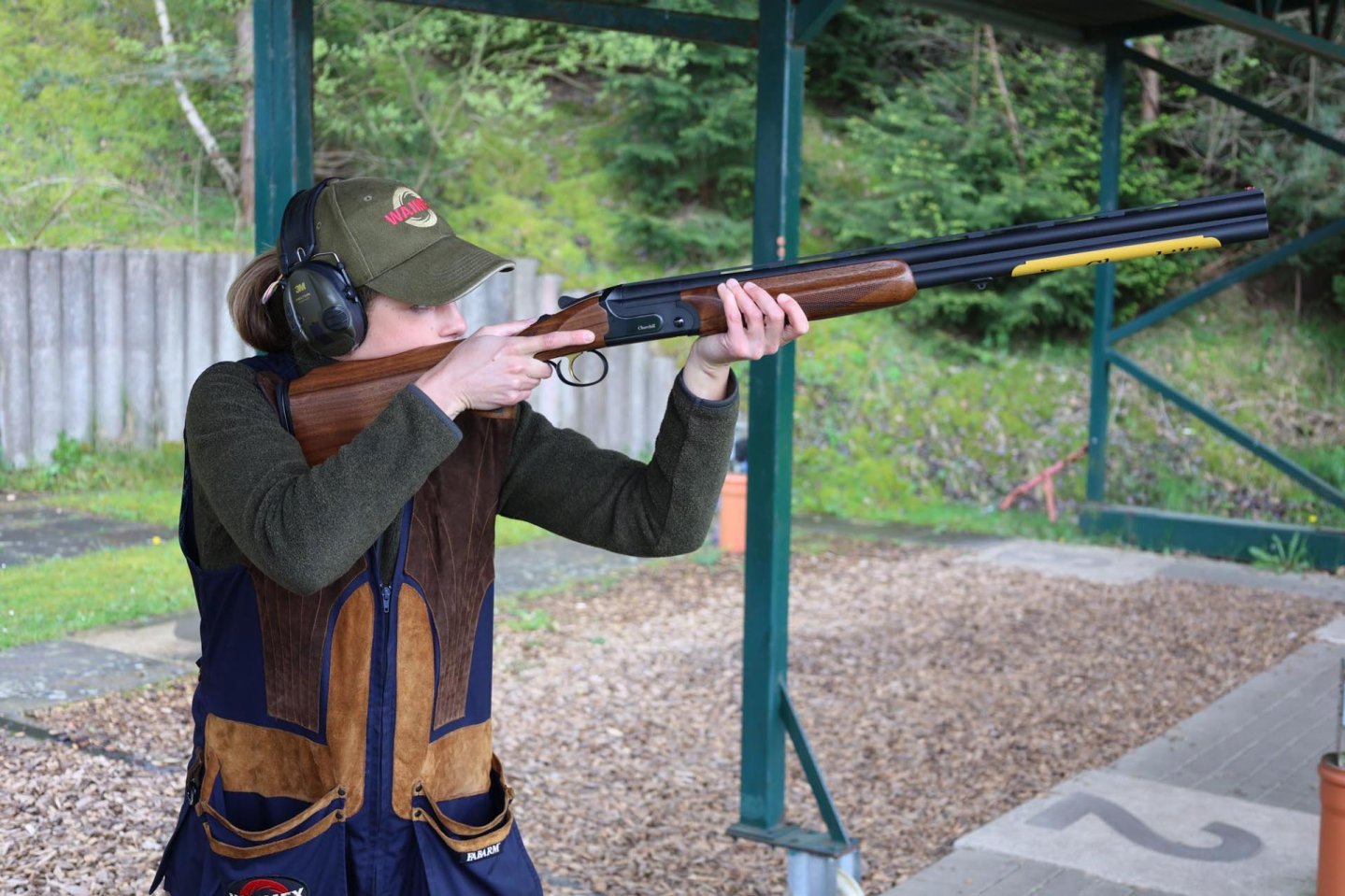 Damen-Flinte Akkar Churchill 206E Lady – eine türkische Dame mit großem Namen Agnes Langkau vom Jagd-Team Nordschleswig mit Akkar Churchill 206E Lady.