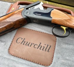 Damen-Flinte Akkar Churchill 206E Lady – eine türkische Dame mit großem Namen Akkar Churchill Lady auf dem mitgelieferten Koffer.