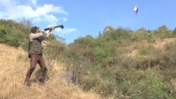 Auf der Jagd mit der Bockflinte Benelli 828U Black Jäger beim Schuss mit der Benelli 828U Black