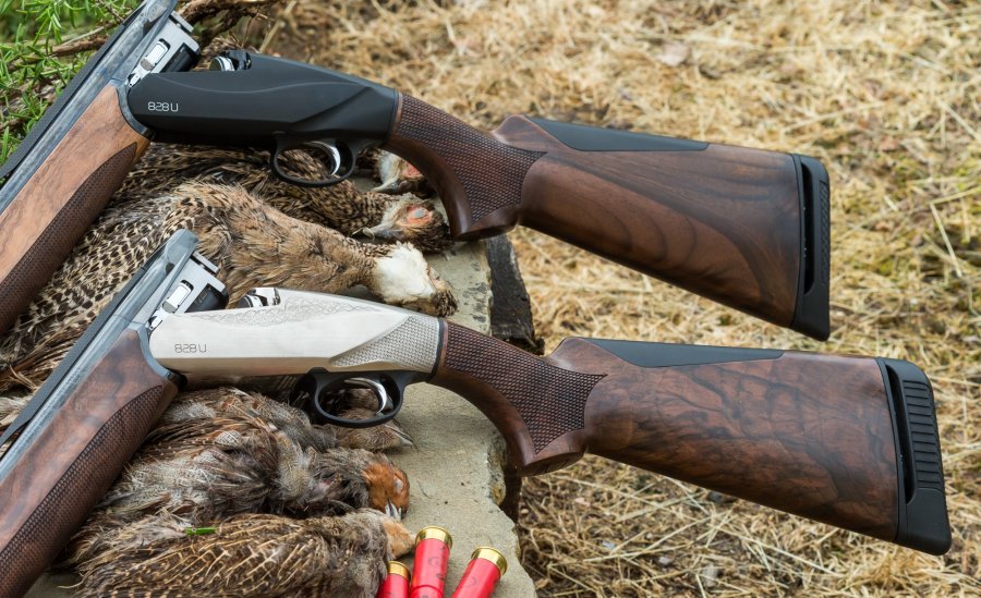 Auf Rebhuhnjagd in Italien mit der Benelli 828U Bockflinte 2 Benelli 828U Bockflinten in Schwarz anodisiert und in matt gebürstet mit abgekippten Läufen auf erlegten Rebhühnern