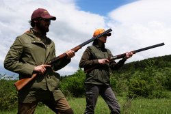 Caesar Guerini Bockflinten für die Jagd: Magnus Limited & Tempio Syren Jäger und Jäger im Revier mit den Bockflinten Caesar Guerini Magnus Limited und Tempio Syren