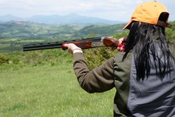 Caesar Guerini Bockflinten für die Jagd: Magnus Limited & Tempio Syren Jägerin beim Schießen mit der Bockflinte Caesar Guerini Tempio Syren