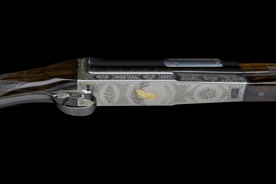Die halbautomatische Flinte mit Kipplaufsystem von Cosmi – Evolution einer einzigartigen Waffe aus Italien Gravur an einer Flinte von Cosmi.
