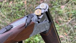 Test mit Video: Auf der Jagd mit der F.A.I.R. Anniversario – der 20er Flinte zum 50. Jubiläum Gebrochene F.A.I.R. Anniversario von rechts.