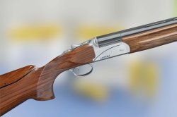 Für 2021 neu von Fausti Arms: Eine Bockflinte für die Jägerin und eine für den Wurfscheibensport The Fausti L4 Sport Flinte von rechts.