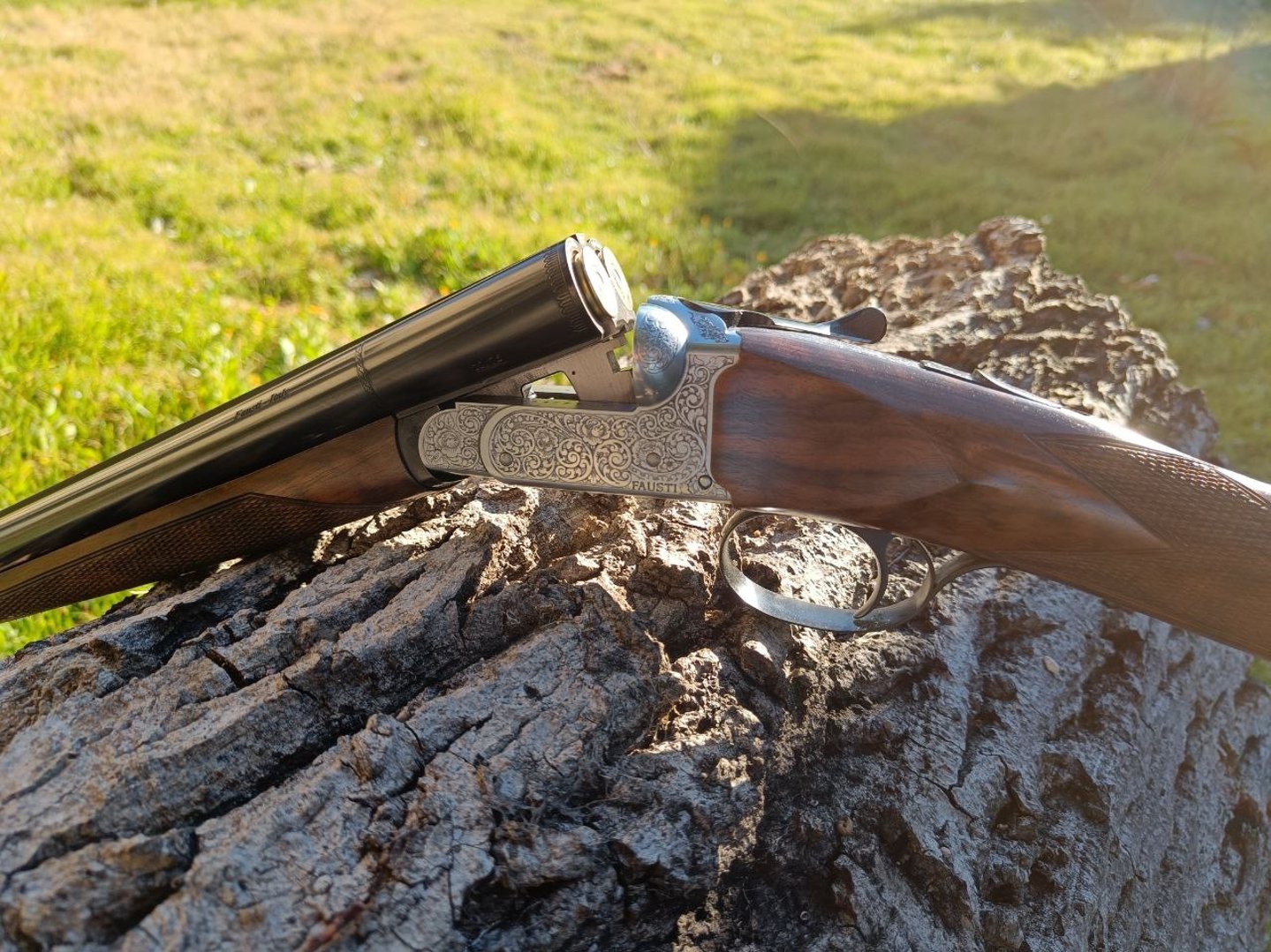 Dea-Flinte mit massivem Stahlgehäuse, gebrochen in der Sonne.