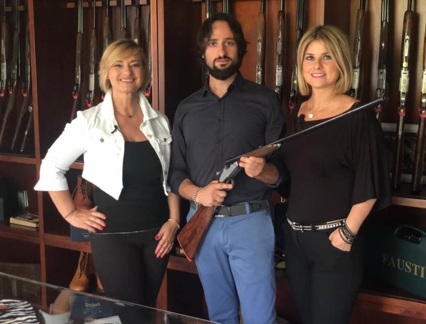 Fausti: Die Waffen für die Jagdsaison 2019/20 Barbara und Giovanna Fausti mit unserem Reporter Fabio Antolini.