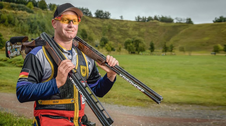 Andreas Löw, einer der besten deutschen Trap-Schützen, schießt mit einer Krieghoff und wird  von Rottweil unterstützt.