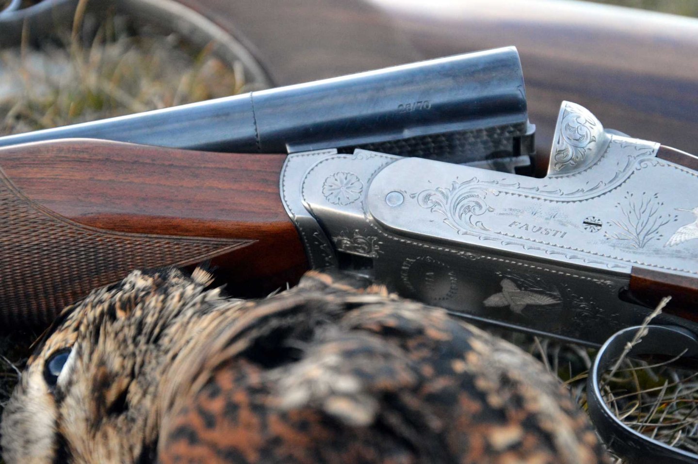 Der Königin gewidmet: auf Waldschnepfenjagd mit der Fausti Dea SL und der Fausti Class SL Detail der Basküle der Fausti Dea SL Doppelflinte "Woodcock dedicated" Edition bei geschossenen Waldschnepfen.