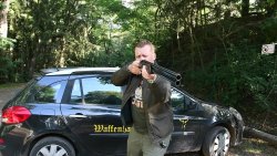 Jungjäger-Serie – Teil 5: Die erste Flinte – was gibt es bei der Auswahl zu beachten? Alexander Losert mit seiner Brenner-Flinte im Anschlag.