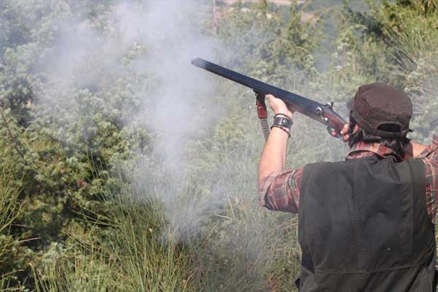 Auf der Jagd mit Vorderlader-Doppelflinte von Pedersoli Jäger beim Schuss mit Doppelflinte
