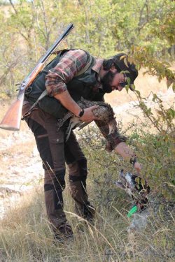 Auf der Jagd mit Vorderlader-Doppelflinte von Pedersoli Jäger im Wald mit Hunden und Strecke