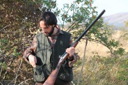Auf der Jagd mit Vorderlader-Doppelflinte von Pedersoli Jäger macht Doppelflinte schussbereit