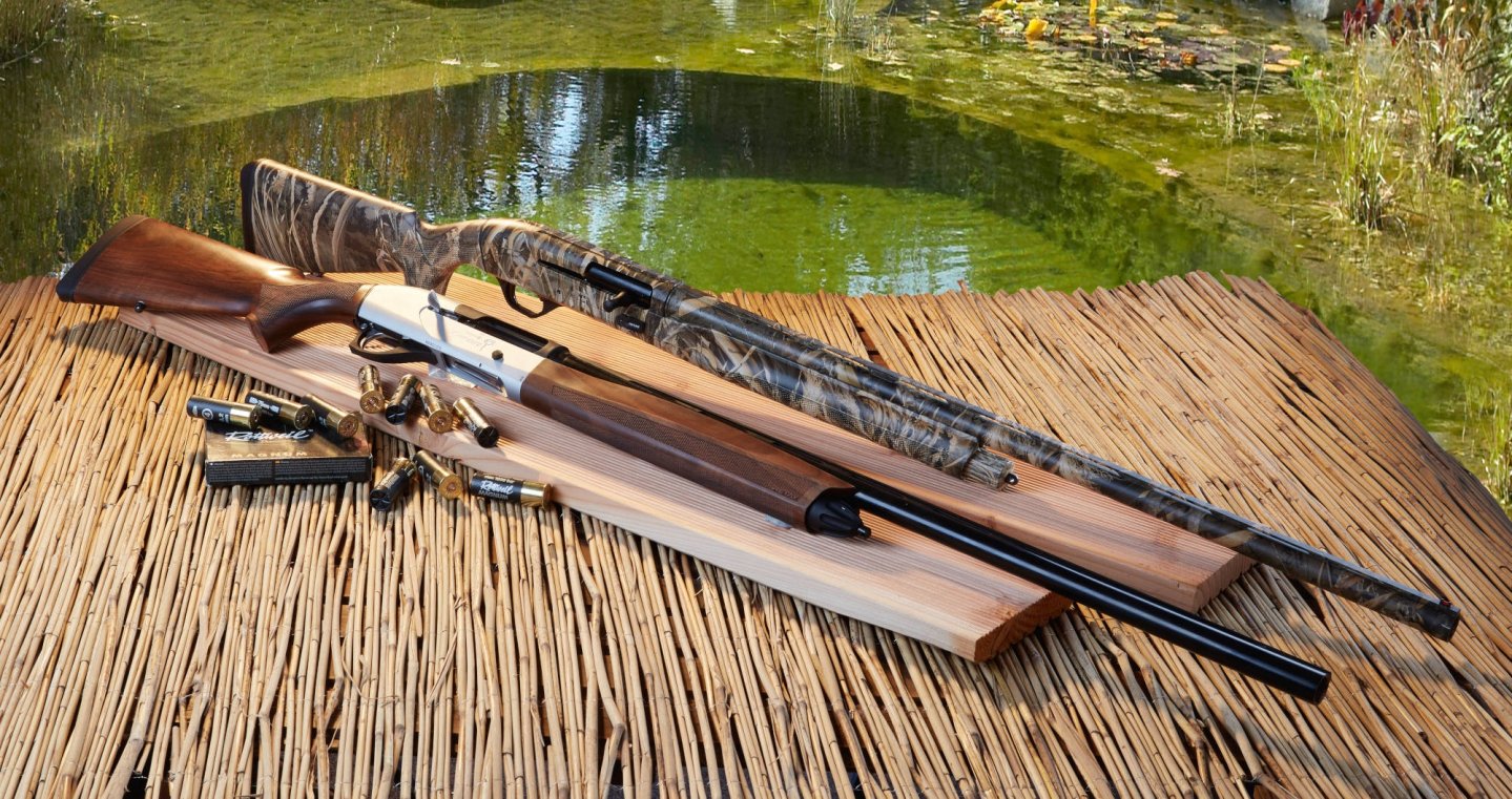 Die RETAY Masai Mara (links) im Nussbaumschaft und die RETAY Godion mit Realtree Max-5-Tarndruck.