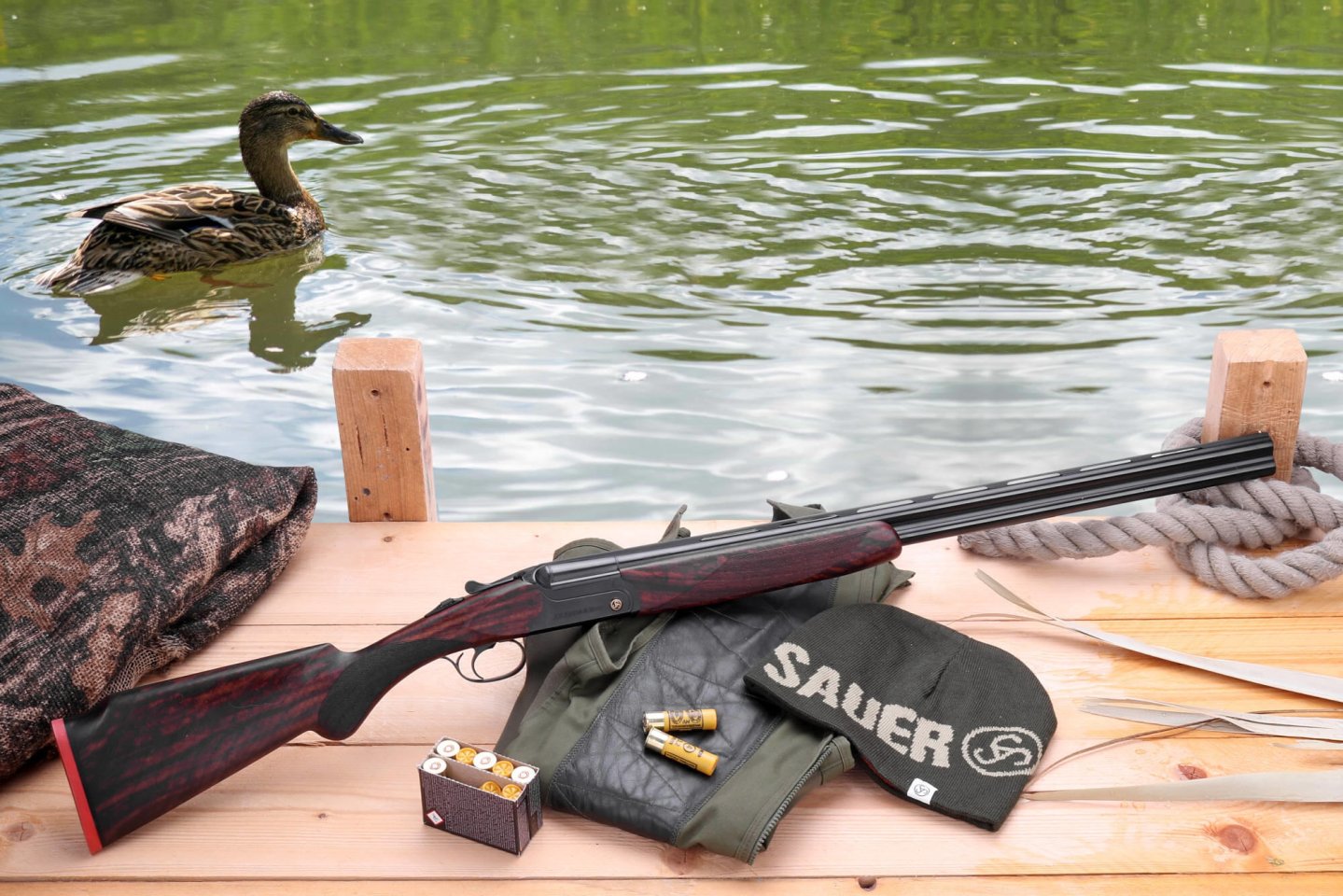 Sauer Artemis auf Steg mit See und Ente im Hintergrund