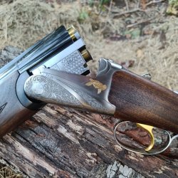 Praxistest mit Video: Die extrem leichte Bockflinte F.A.I.R. Pathos XLight, prädestiniert für die Jagd auf Federwild Dank ihrer sehr leichten Ergal-55-Basküle, fällt die neue Pathos XLight von F.A.I.R. extrem leicht sowie führig aus und lässt sich sehr gut durchschwingen.