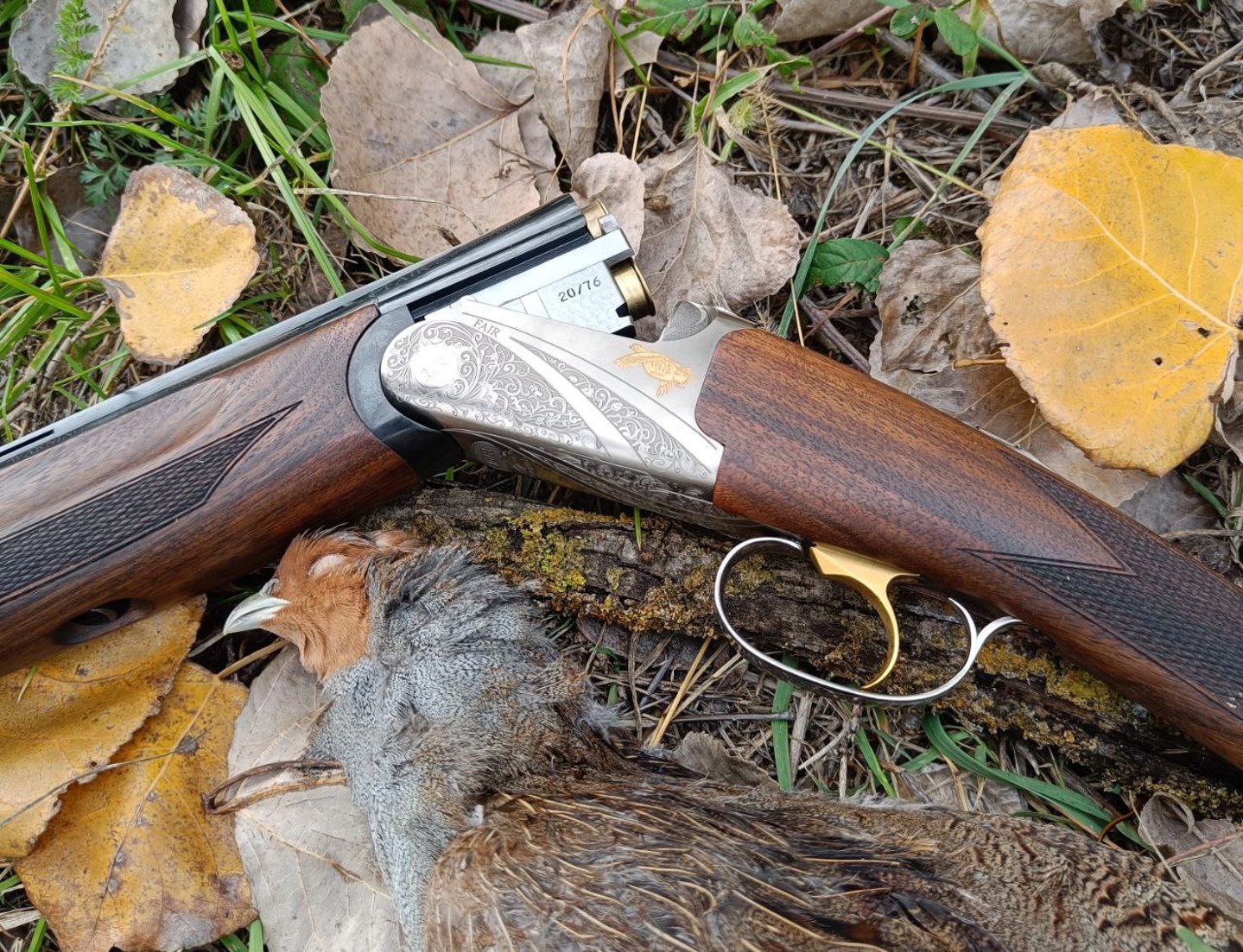 Praxistest mit Video: Die extrem leichte Bockflinte F.A.I.R. Pathos XLight, prädestiniert für die Jagd auf Federwild Um das Potential der neuen F.A.I.R. Pathos Xlight auszuloten, nahmen wir die Flinte mit auf eine Jagd , die zu den primären Einsatzzwecken zählt  die Federwildjagd mit Vorstehhunden.