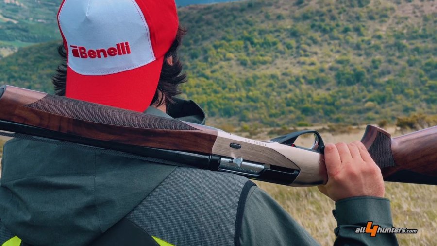 Praxistest mit Video: Das Benelli Advanced Impact System in der Selbstladeflinte Raffaello und der Bockflinte 828 S  Jäger mit der Benelli Rafaello AI Silver in 20/76 im Revier.