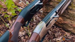 Praxistest mit Video: Das Benelli Advanced Impact System in der Selbstladeflinte Raffaello und der Bockflinte 828 S  Blick von oben auf die beiden Benelli Rafaello aI-Modelle Black und Silver im Kaliber 20.