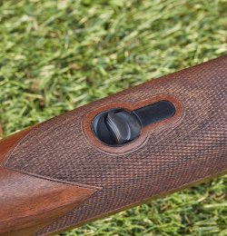 Die neue Bockflinte Ultraleggero von Beretta in Kaliber 12.  Vorderschaftsnapper der Ultraleggero von Beretta