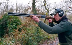 Die neue Bockflinte Ultraleggero von Beretta in Kaliber 12.  Mann mit der Bockflinte Ultraleggero von Beretta