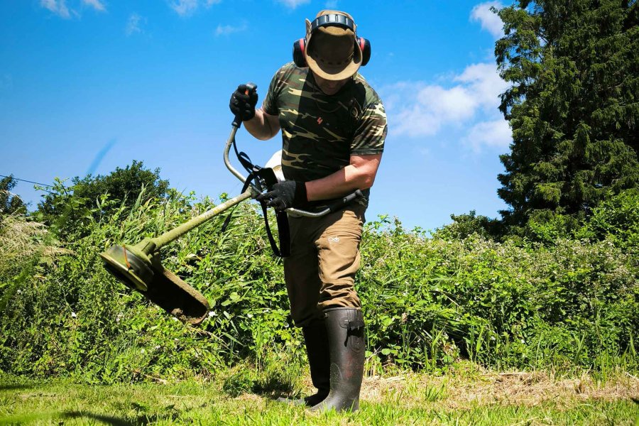 Unser Kameramann Mathias Haack nutzt die Hose Hose ILEX Pro Pants auch bei der Gartenarbeit