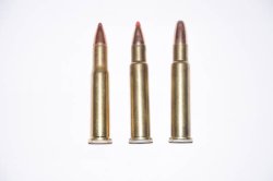.30-30 Ackley Improved: Patrone, Ladung und Waffenumbau Patrone in .30-30 Win. neben Patronen in .30-30 Ackley Improved
