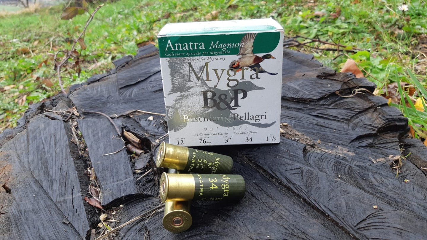 Wasserwildjagd: Baschieri & Pellagri Mygra Anatra, die bleifreie Magnum-Schrotpatrone Packung Baschieri & Pellagri Mygra Anatra mit Patronen davor.