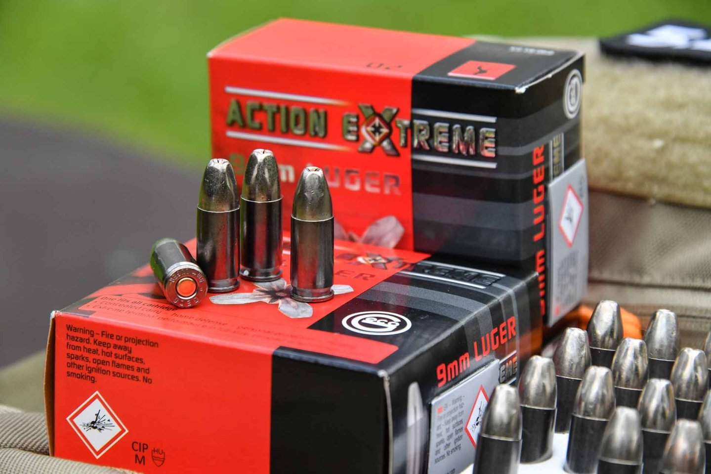 GECO ACTION EXTREME: neue Pistolenpatrone für Jagd und Selbstverteidigung im Test GECO ACTION EXTREME Patronen für Pistole vor Verpackungen