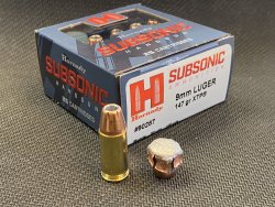 Fangschussmunition von Hornady im Test: Was können die FTX Critical Defense, Flexlock Critical Duty und XTP Subsonic? Patrone Hornady Flexlock Subsonic neben der Produktverpackung.