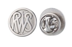 RWS Drückjagd-Deal 2020: Beim Kauf von 40 Patronen "RWS Evolution Green" gibt's ein Drückjagd-Set gratis dazu! Ansteckpin mit RWS-Logo des Drückjagd-Sets