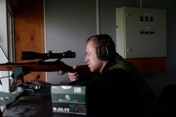 Blattjagd auf den Rehbock mit RWS EVO GREEN Jäger blickt durch Zielfernrohr.