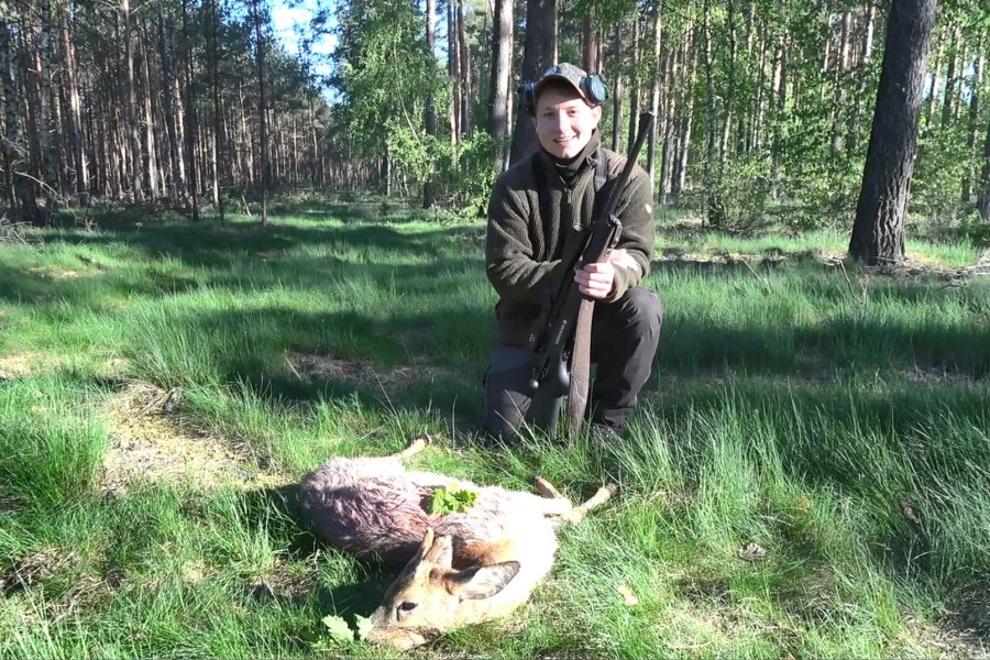 Welche Vorteile bietet die RWS HIT für passionierte Rehwildjäger? Erlegerbild zeigt Jäger, der mit erlegtem Jährling posiert. Der Bock wurde mit der RWS HIT .30-06 erlegt.
