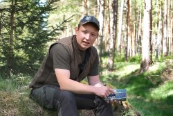 Welche Vorteile bietet die RWS HIT für passionierte Rehwildjäger? der passionierte Jäger the.passionist sitzt im Grünen und erläutert die Vorteile des bleifreien RWS HIT-Geschosses