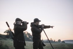 RWS Jungjägeraktion – Patronenetui gratis für den Kauf von 60 Patronen RWS Jagdmunition RWS Jungjaeger auf nebeligen feld halten ausschau rechte ansicht