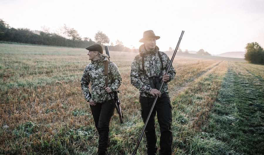 RWS Jungjägeraktion – Patronenetui gratis für den Kauf von 60 Patronen RWS Jagdmunition RWS Jungjaeger auf nebeligen feld lachen frontale ansicht