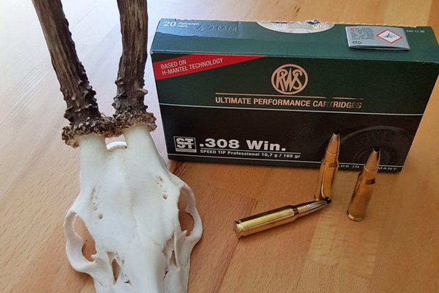 Praxistest: RWS SPEED TIP Pro Jagdmunition in .308 Win. Büchsenpatronen RWS SPEED TIP Pro in .308 Win. neben Verpackung und Bochtrophäe
