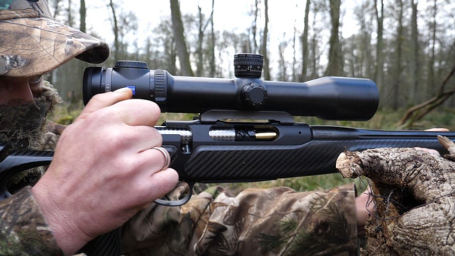Praxistest: RWS SPEED TIP Pro Jagdmunition in .308 Win. Jäger blickt durch Zielfernrohr und visiert Damhirsch an