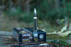 Jetzt testen Sie! RWS sucht 100 Produkttester für die neue RWS EVOLUTION GREEN Short Rifle − so werden Sie Tester! Verpackung der RWS Evolution Green Short Rifle in .308 Winchester mit einzelner Patrone darauf