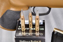 Praxistest der Sellier & Bellot Screen Ammo: Exzellente Munition fürs Schießkino - ohne Schadstoffe und ohne Treffpunktverlagerung 3 Patronen der Screen Ammo auf der 50er Schachtel.