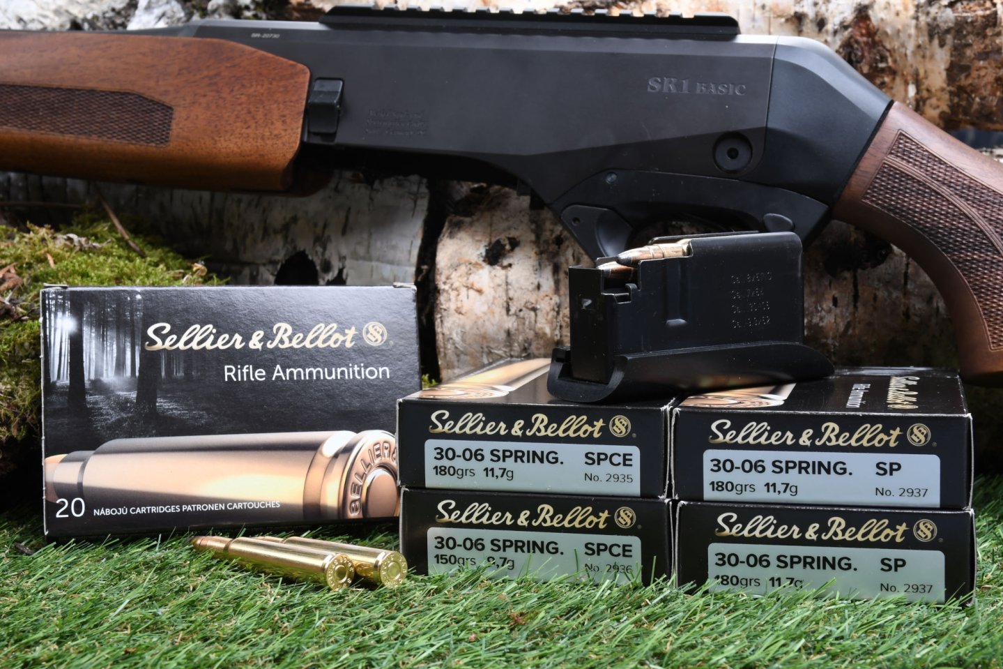 SPCE und SP von Sellier & Bellot in Packungen und in einem Magazin.